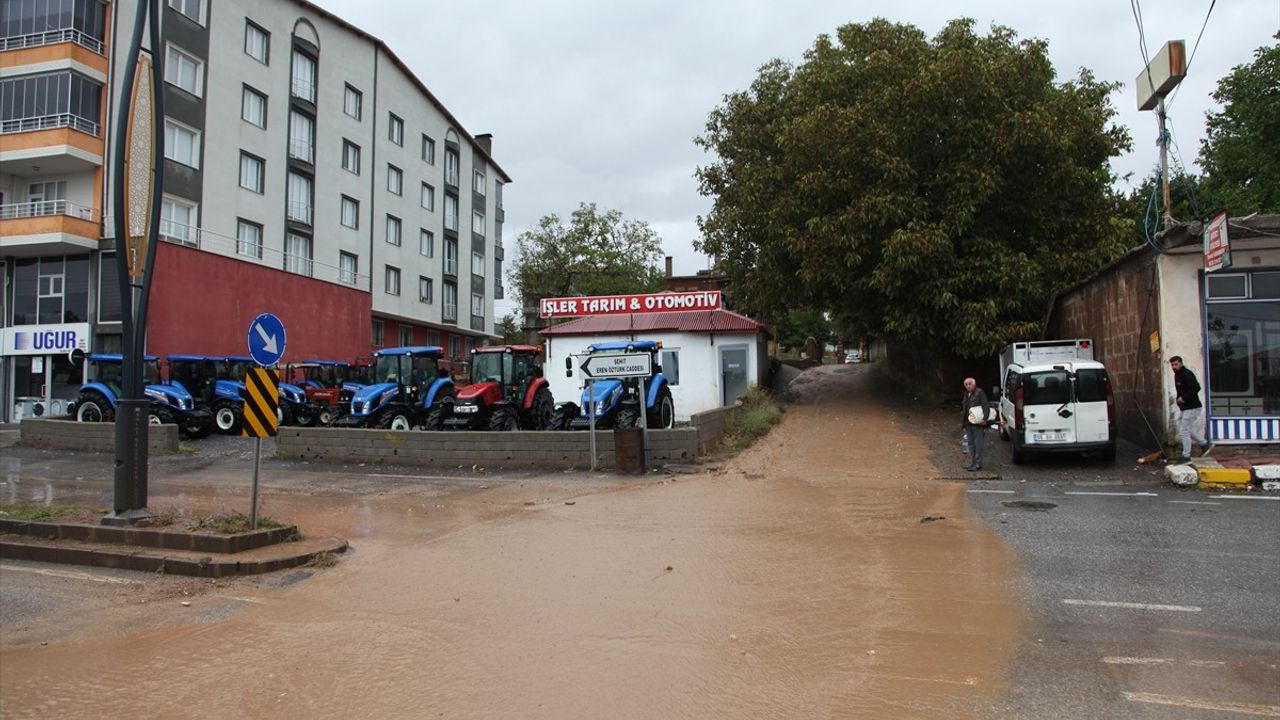 Bitlis'te Ahlat İlçesinde Şiddetli Sağanak Sel ve Taşkınlara Sebep Oldu