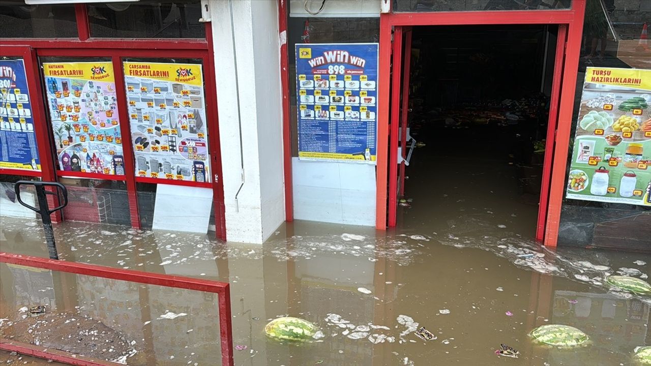 Bodrum'da Su İsale Hattı Patladı, Market Su Altında Kaldı