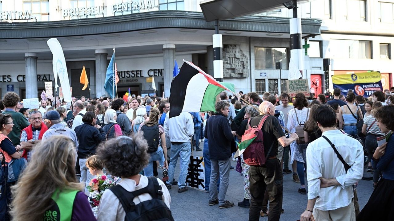 Brüksel'de İklim Farkındalığı İçin Gösteri Düzenlendi