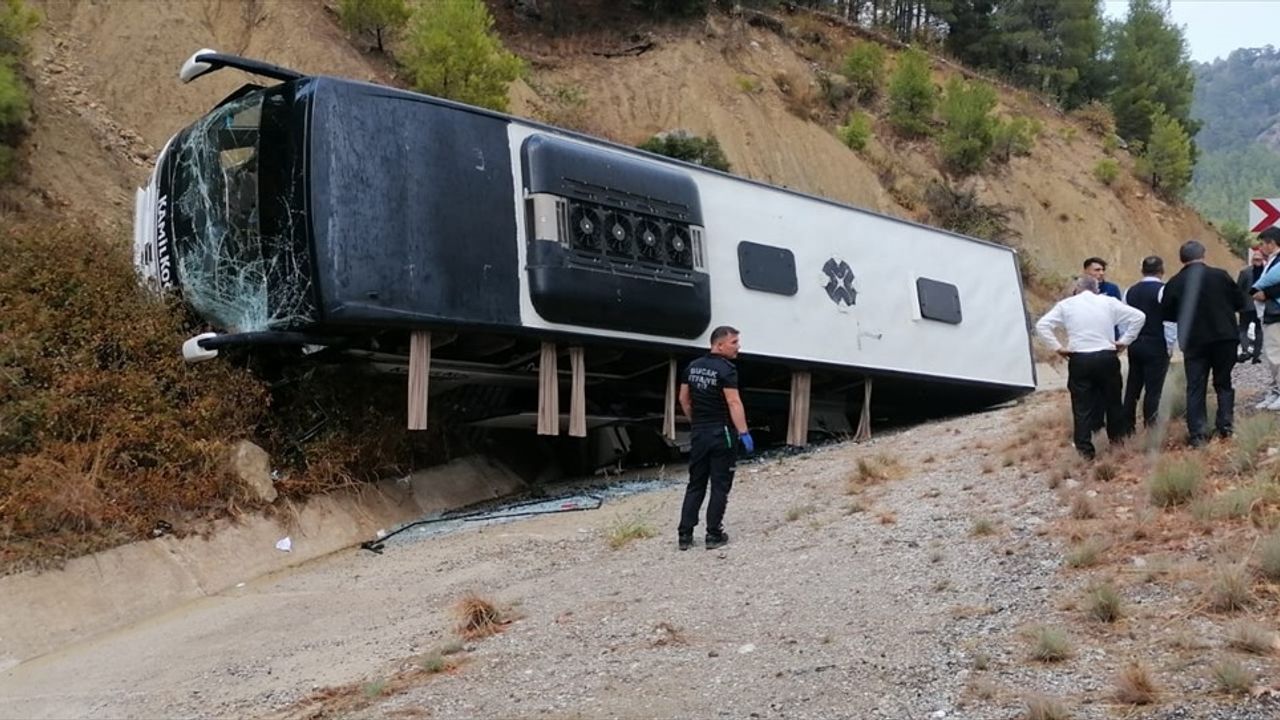 Burdur'da Otobüs ile Tır Çarpıştı: 8 Yaralı