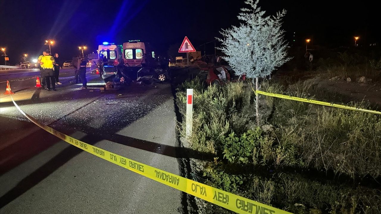 Burdur'da Trafik Kazası: İki Ölü, Üç Yaralı