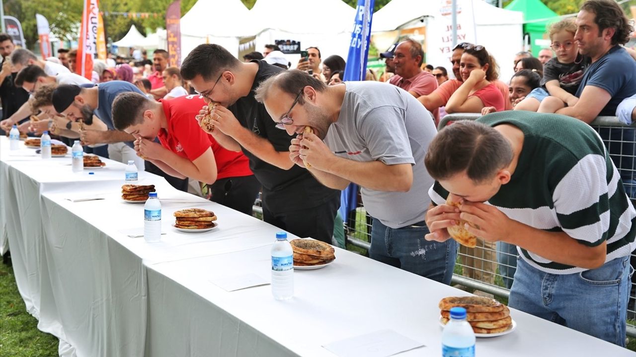 Bursa'da Cantık Yeme Yarışmasında Altın Kazanan Şampiyon