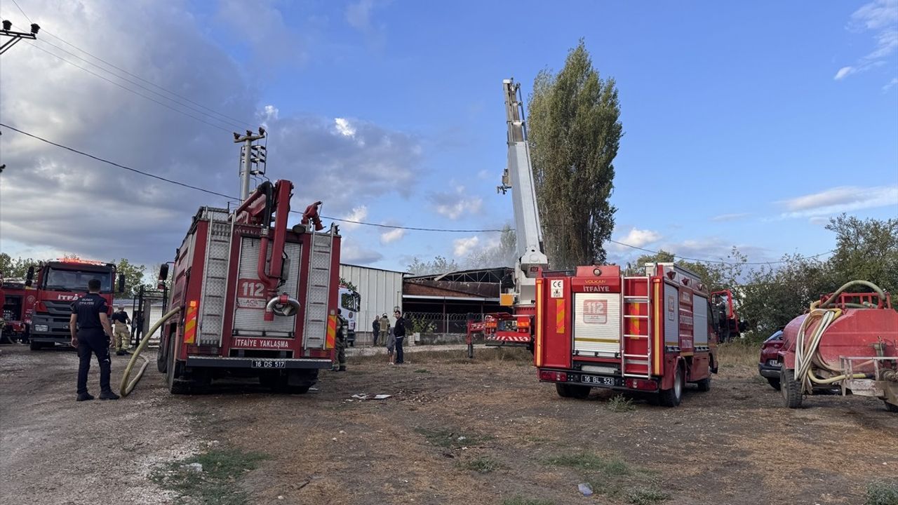 Bursa'da Geri Dönüşüm Tesisinde Yangın Yangın Kontrol Altına Alındı