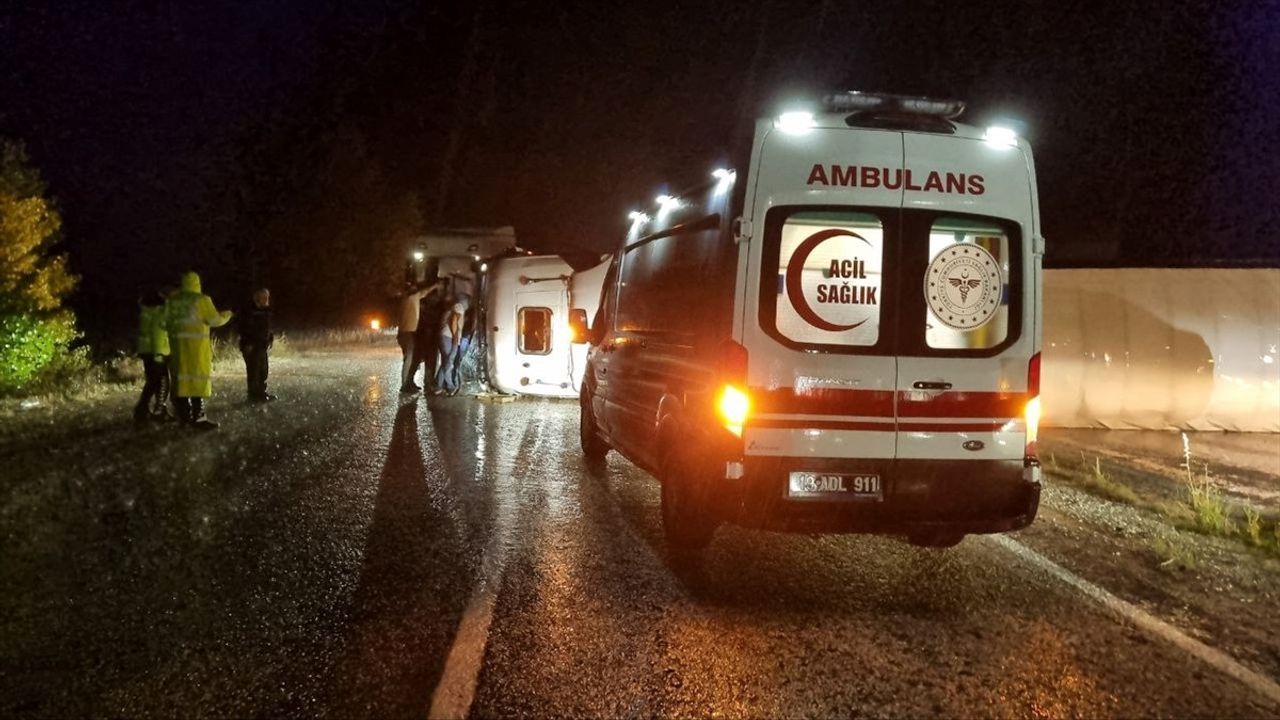 Çorum'da Fındık Kabuğu Yüklü Tır Devrildi: 2 Yaralı