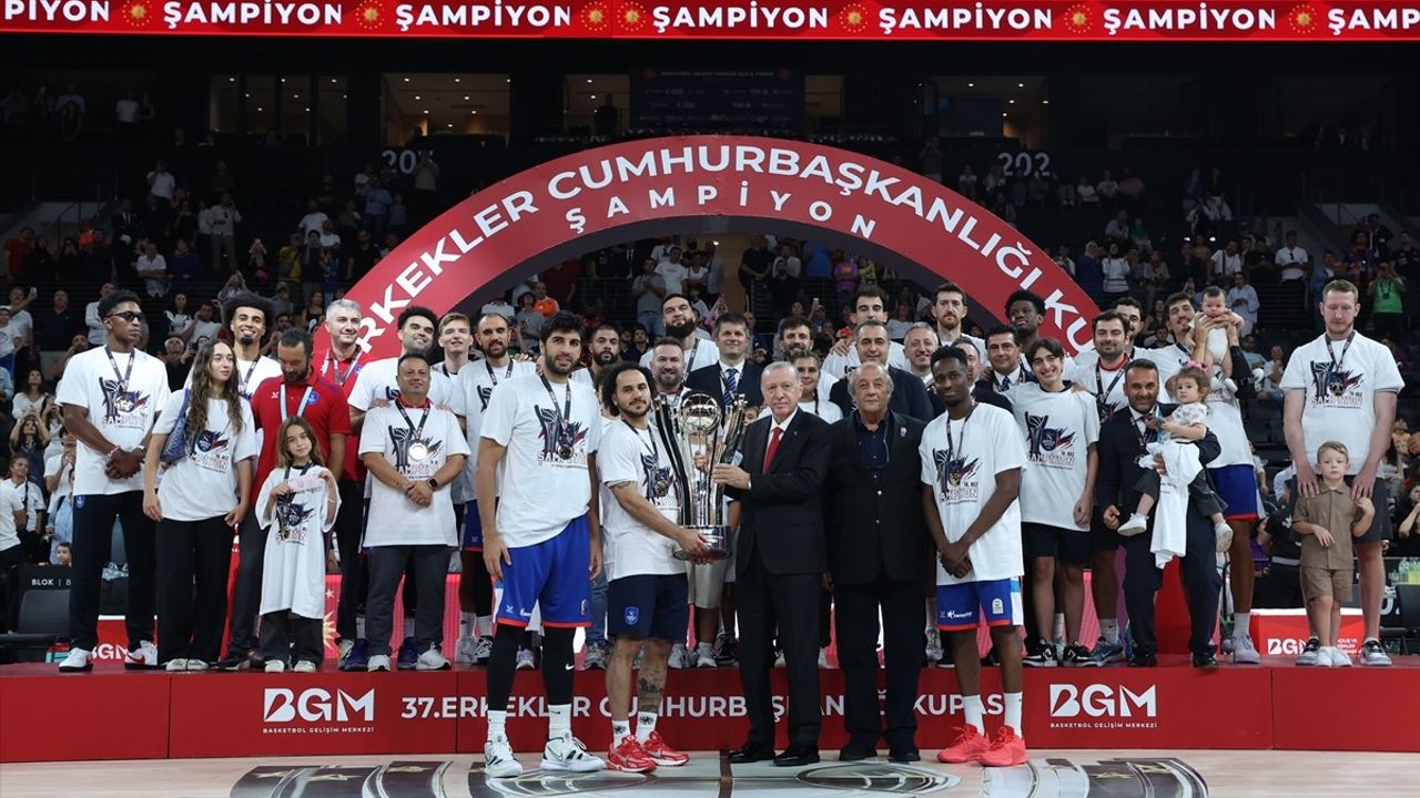 Cumhurbaşkanı Erdoğan'dan Anadolu Efes'e Kupa Töreni