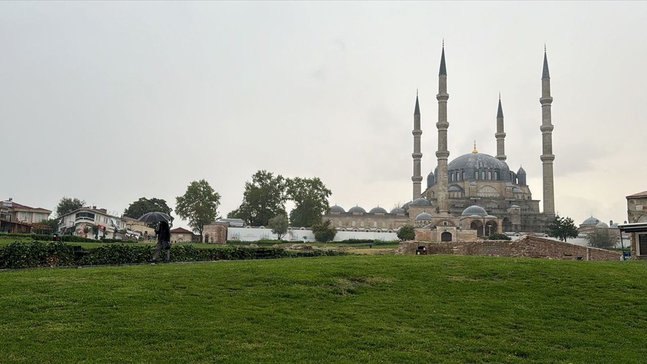 Edirne'de Kuvvetli Sağanak Yağış Hayatı Olumsuz Etkiliyor