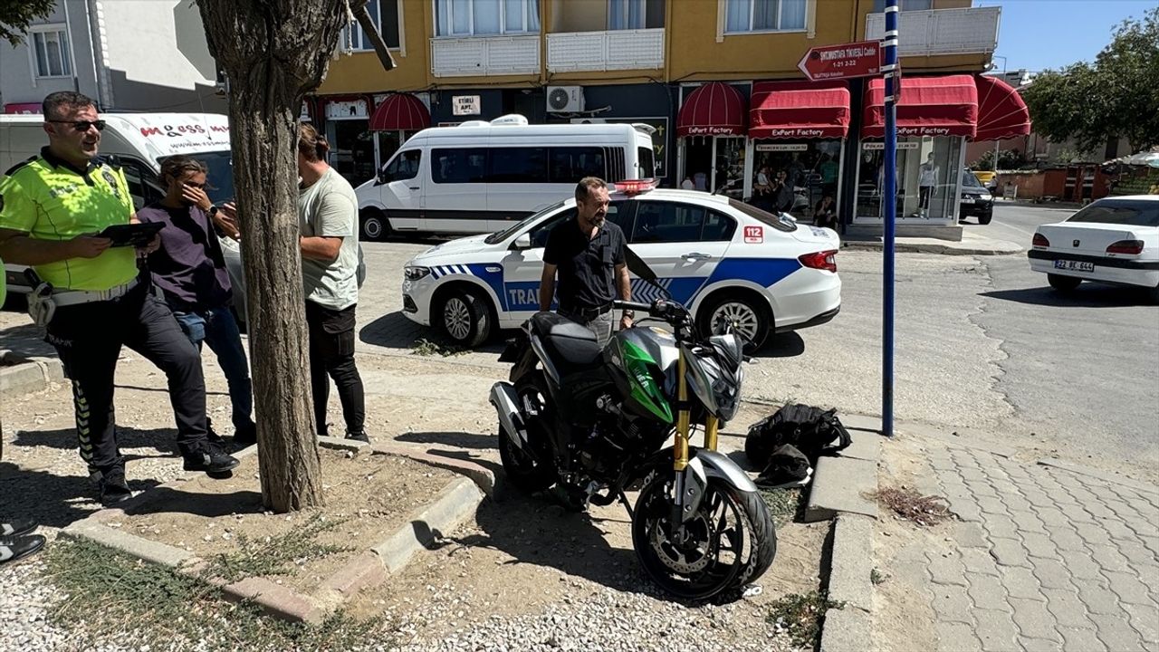 Edirne'de Motosiklet ve Hafif Ticari Araç Çarpıştı, 1 Yaralı