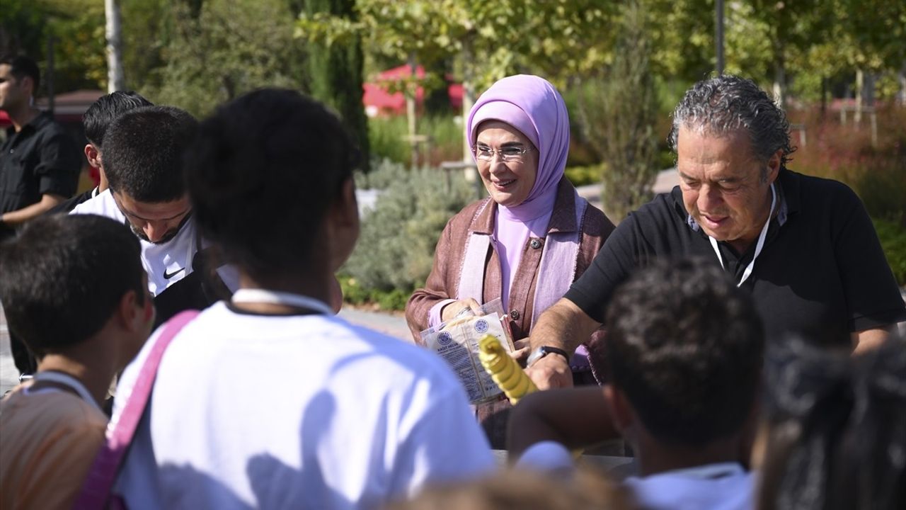 Emine Erdoğan İstanbul'da Koruyucu Ailelerle Bir Araya Geldi