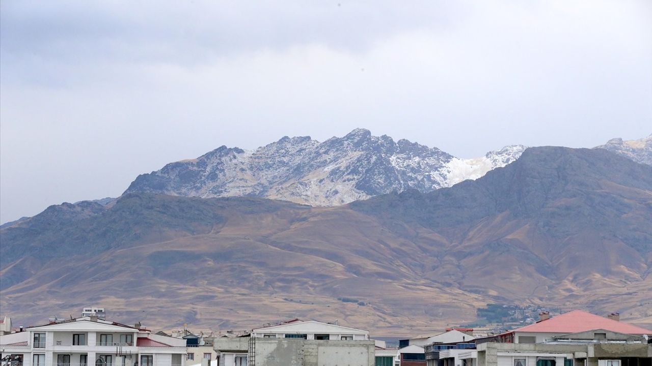 Erek Dağı'na Erken Yağan Kar Van'ı Beyaza Bürüdü