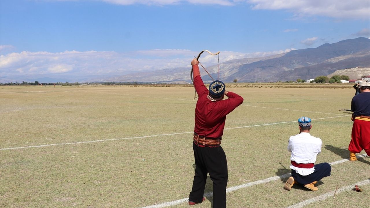 Erzincan'da Mengücek Melik Gazi Büyükler Hava Koşusu Türkiye Şampiyonası Başladı