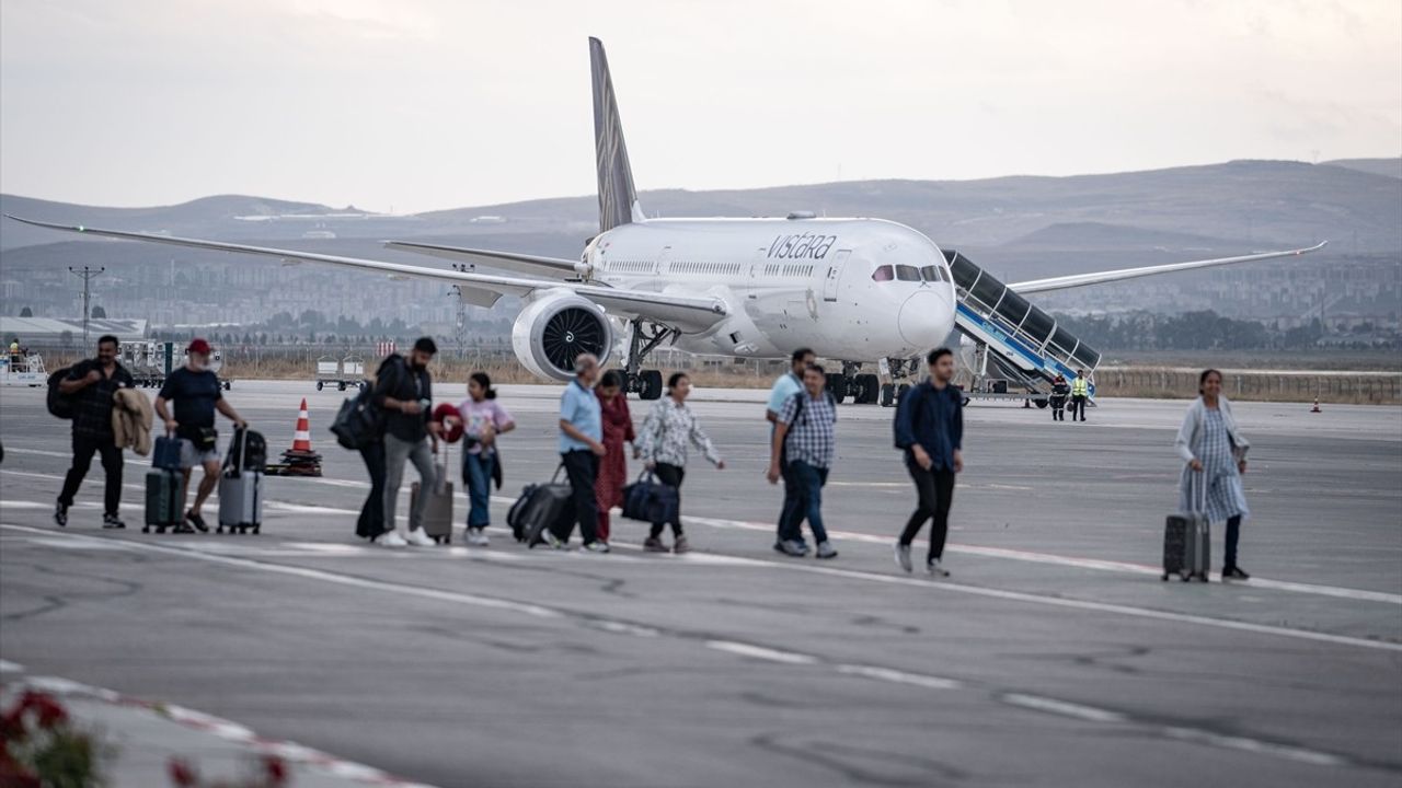 Erzurum'da Alarm: Zorunlu İniş Yapan Uçaktaki Yolcular Frankfurt'a Gönderildi