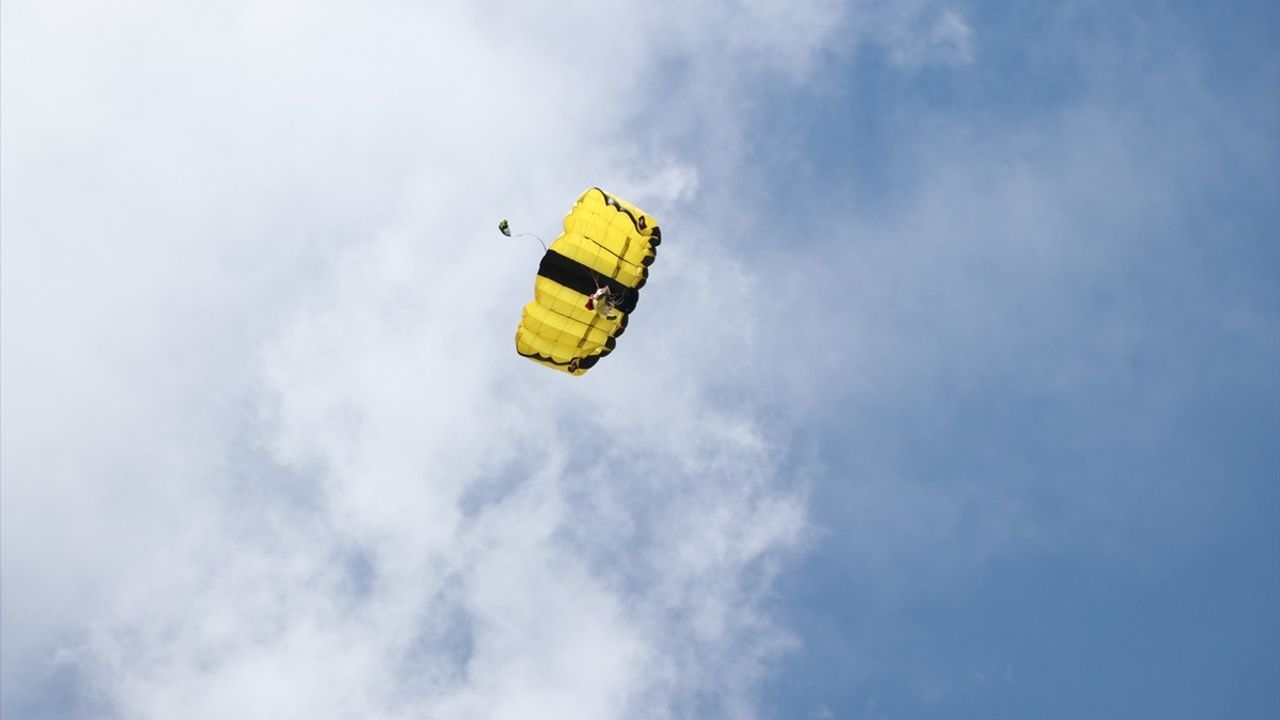 Erzurum'da Nefes Kesen Akrobasi ve Wingsuit Gösterisi