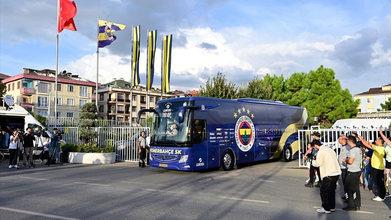 Fenerbahçe Taraftarından Derbiye Coşkulu Destek