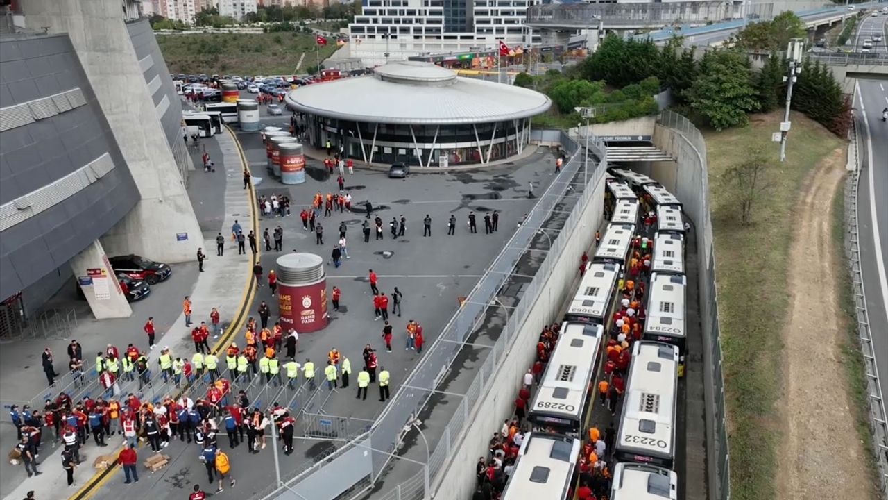 Galatasaraylı Taraftarlar Derbi İçin Kadıköy'e Hareket Etti