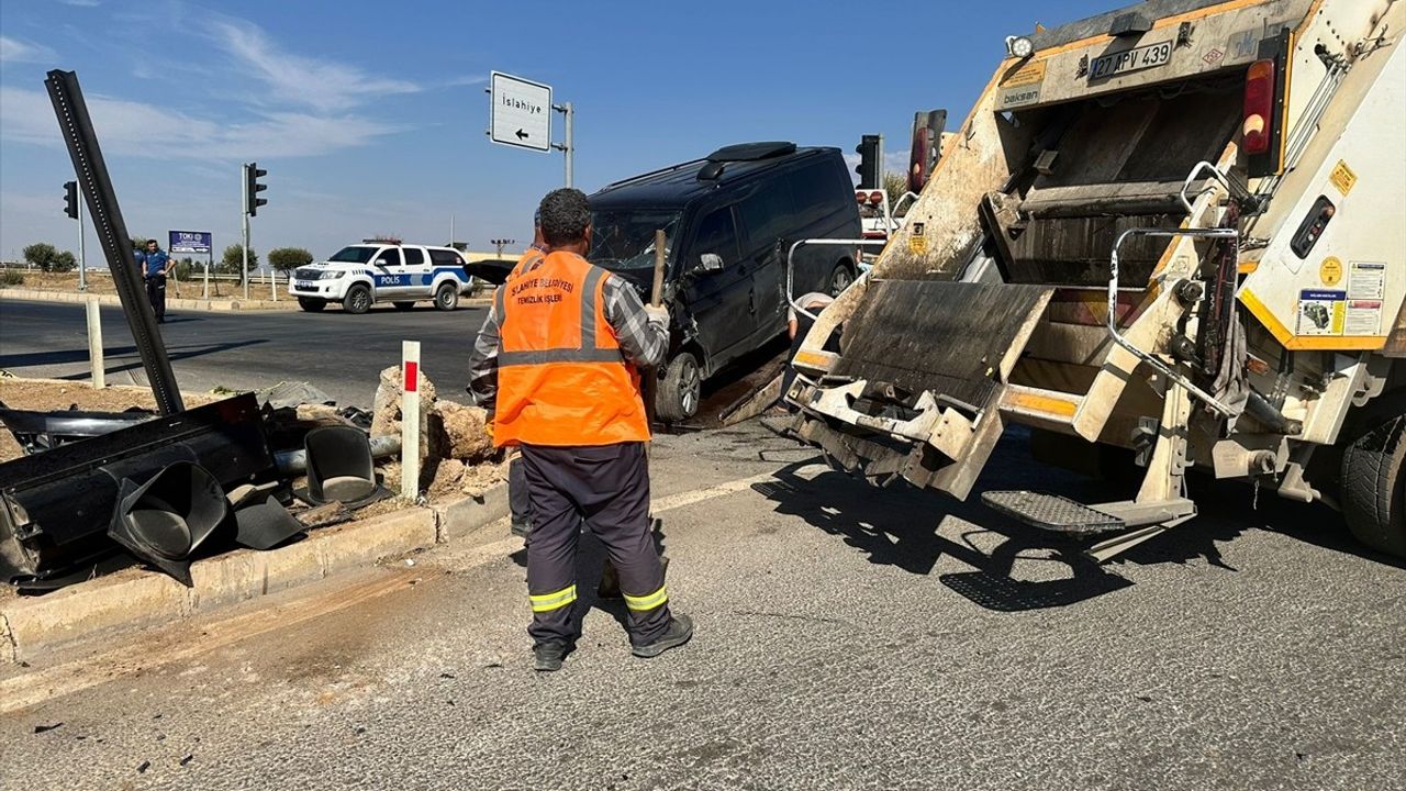 Gaziantep'te Minibüs ve Ticari Araç Çarpıştı: 4 Yaralı