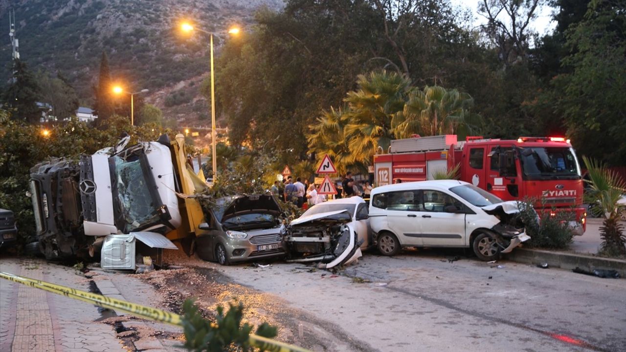 Hatay'da Hafriyat Kamyonu 7 Araca Çarptı: 5 Yaralı