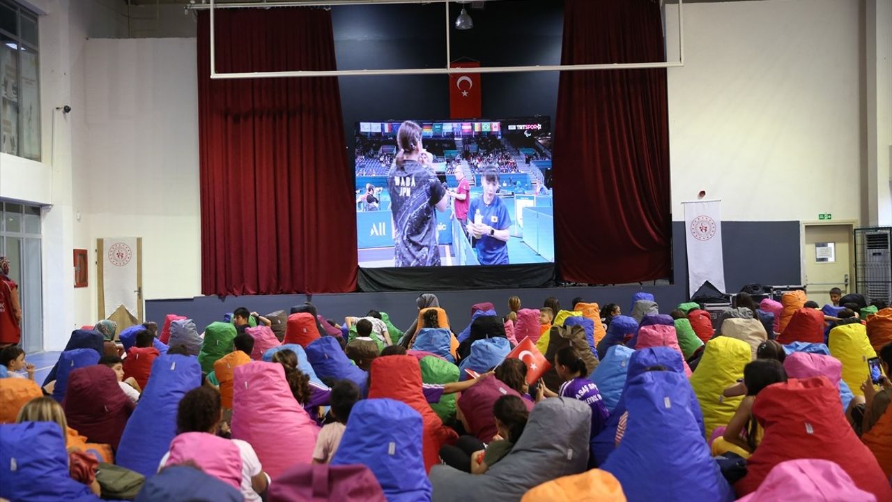 Hatay'da Öğrenciler Paralimpik Oyunlarını Dev Ekranda İzledi