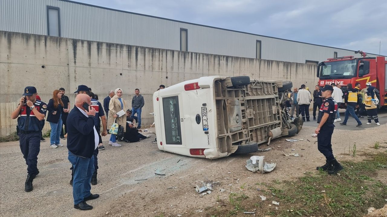 İnegöl'de İşçi Servisi Minibüsü Devrildi, 13 Yaralı