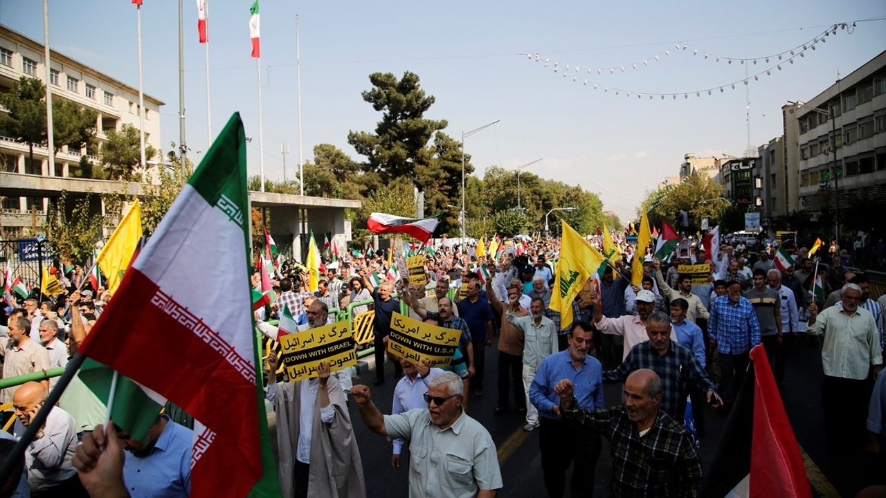 İran'da İsrail Saldırılarına Karşı Protestolar