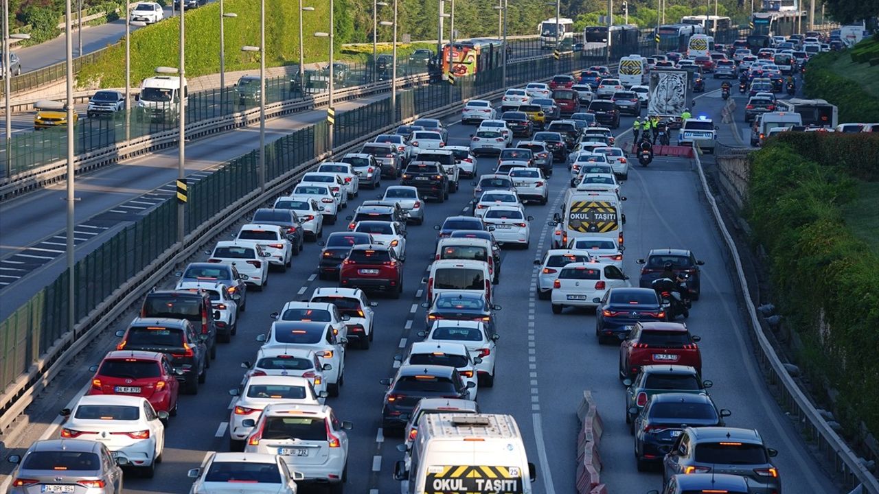 İstanbul'da Cuma Trafik Yoğunluğu Artıyor