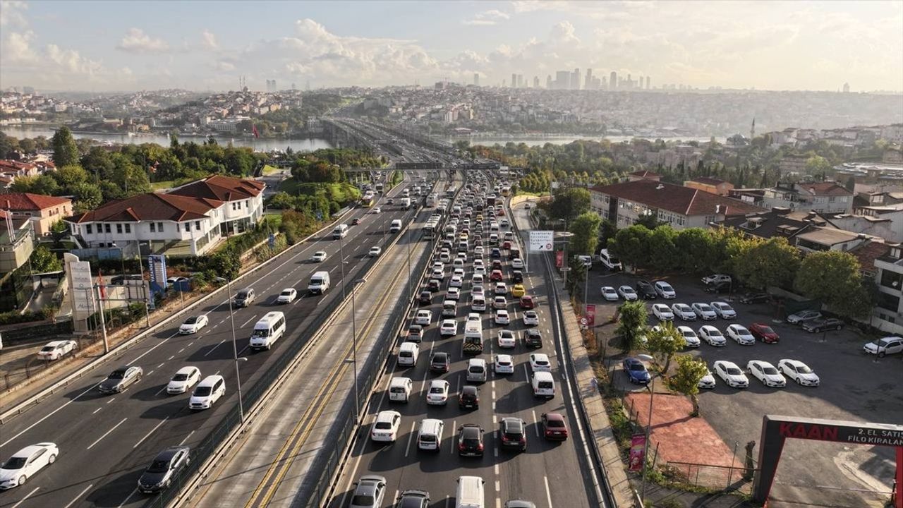 İstanbul'da Eğitim Yılı Başlarken Trafik Yoğunluğu Artıyor