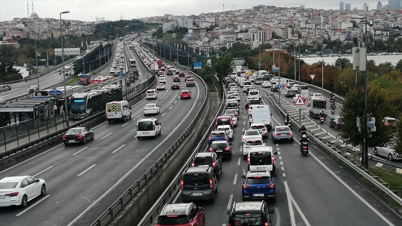 İstanbul'da İlk İş Günü Trafik Sorunu: Yoğunluk Hızla Artıyor