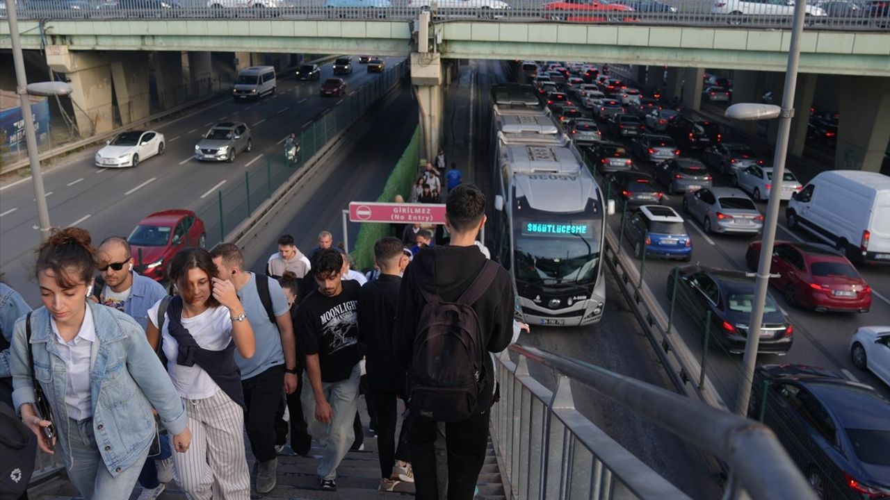 İstanbul'da Sabah Saatlerinde Trafik Yoğunluğu