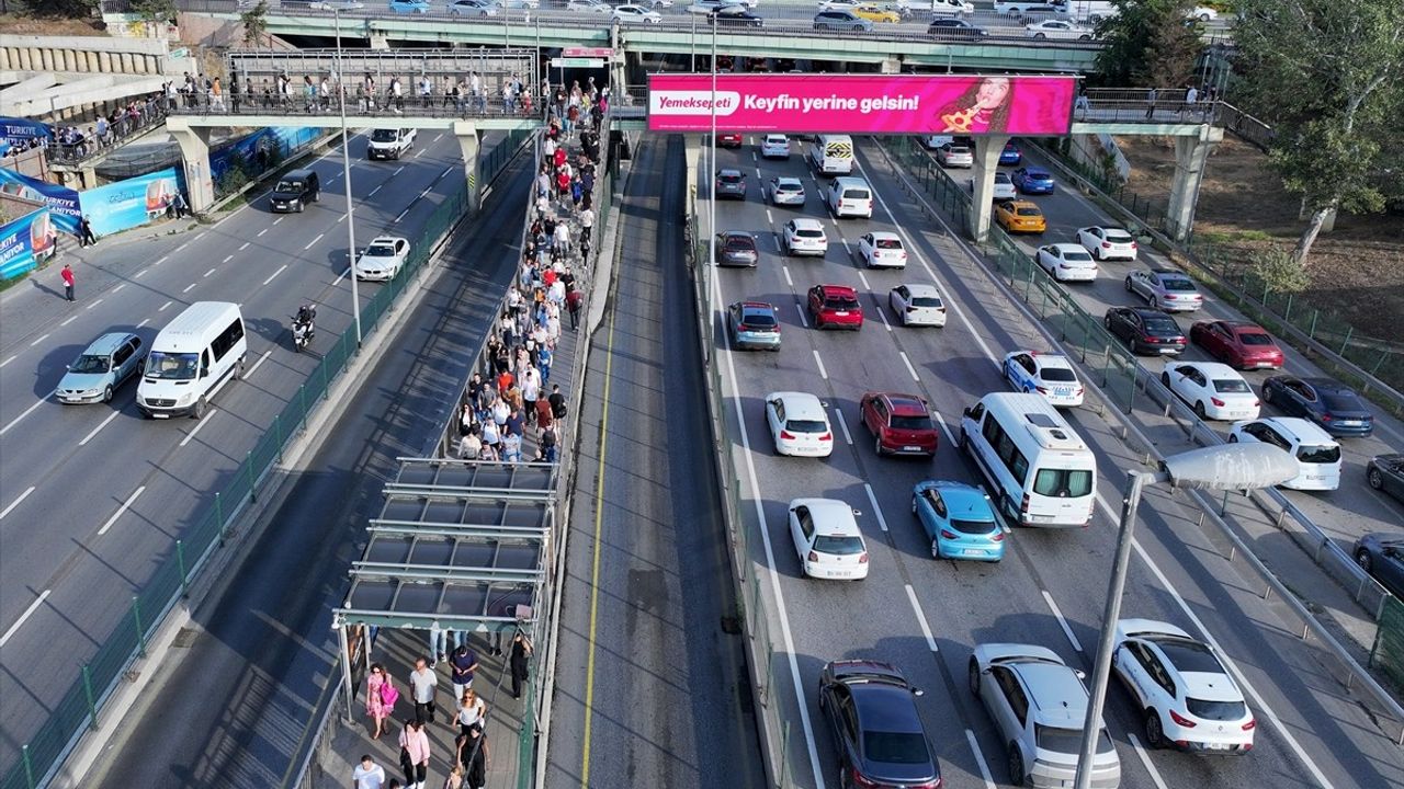 İstanbul'da Yeni Okul Yılı Başladı, Trafik Yoğunluğu Artıyor