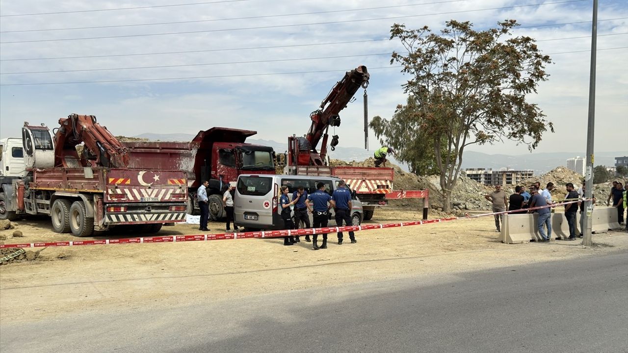 İzmir'de Kamyon Damperine Sıkışan Tamirci Hayatını Kaybetti