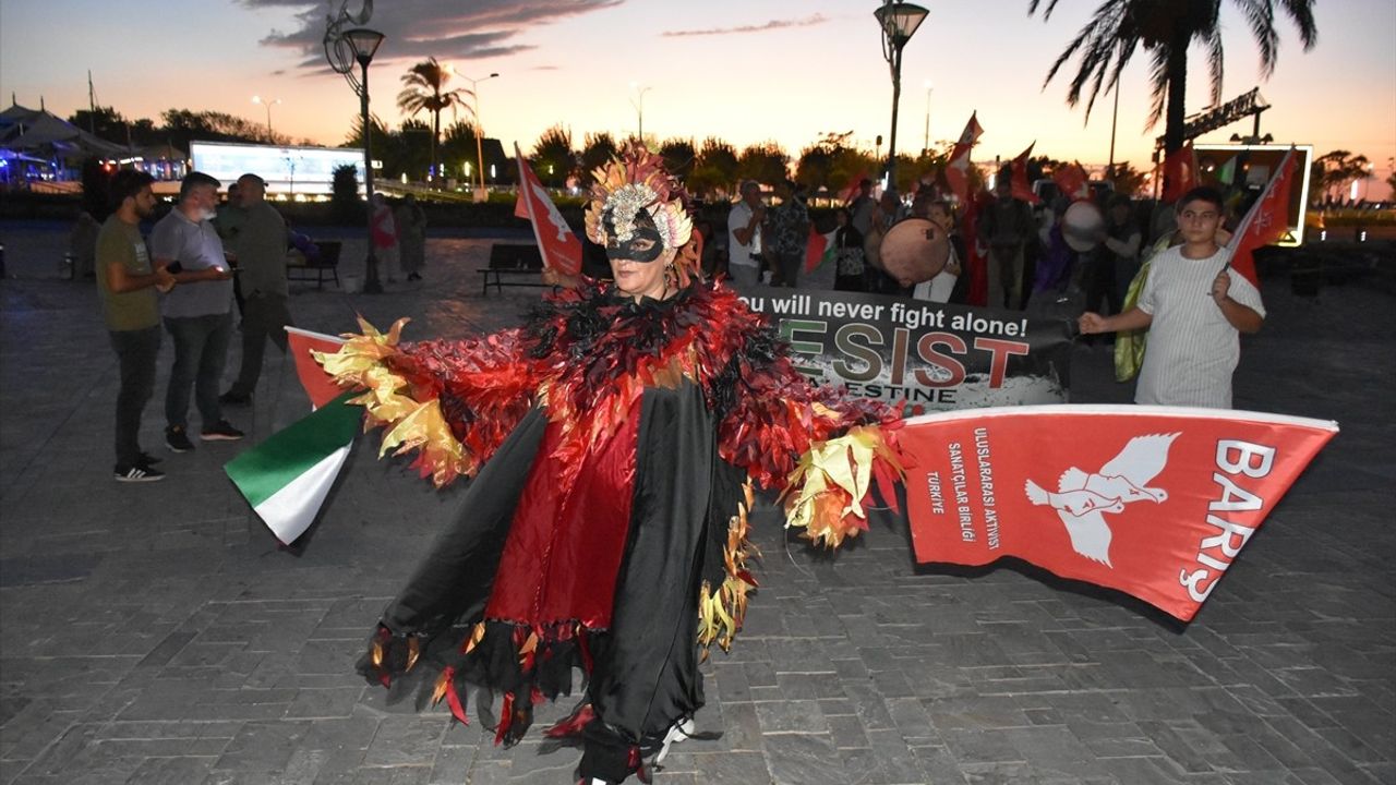 İzmir'de Sanatçılar Filistin İçin Yürüdü