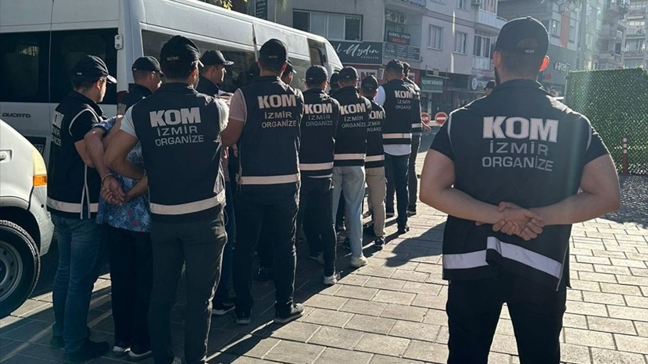 İzmir'de Silah Kaçakçılığı Operasyonu: 7 Şüpheli Tutuklandı