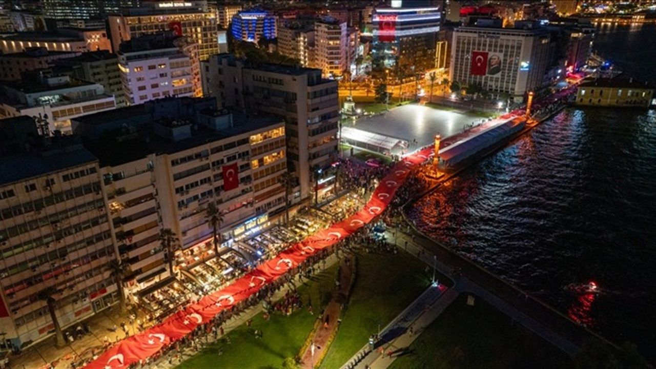 İzmir'in Düşman İşgalinden Kurtuluşu 102. Yıl Dönümünde Coşkuyla Kutlandı