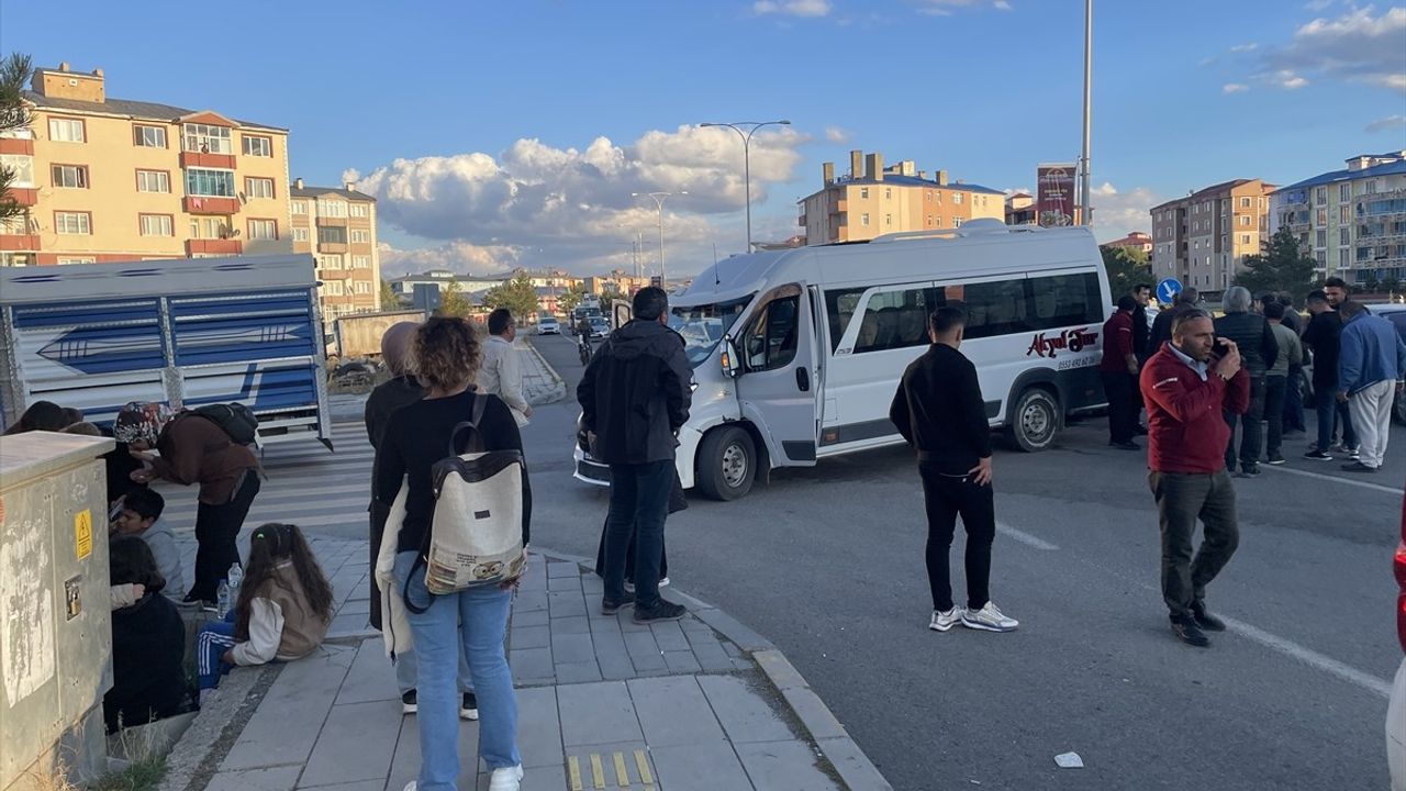 Kars'ta Öğrenci Servisi ile Araç Çarpıştı: 6 Yaralı