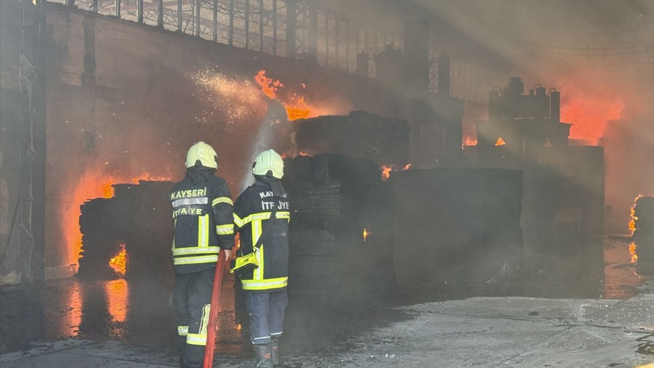 Kayseri'deki Keçe Fabrikasında Yangın Çıktı