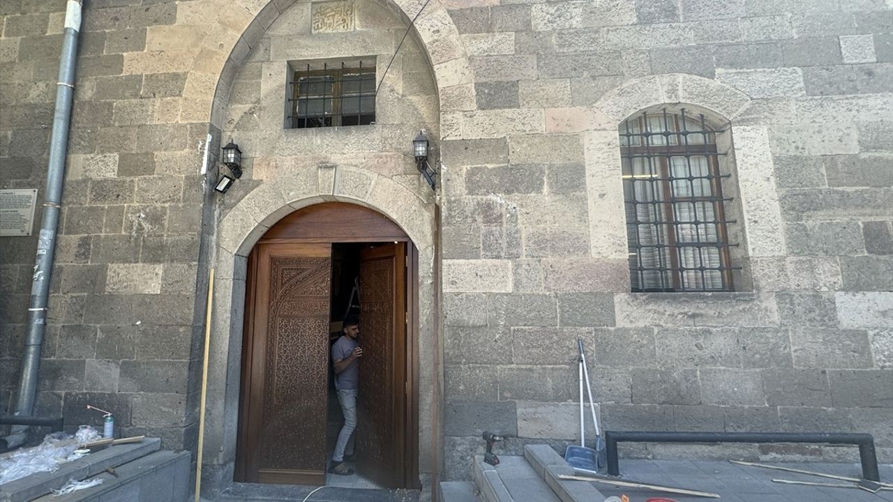 Kayseri'deki Tarihi Cami Kebir'in Kapıları Yenilendi