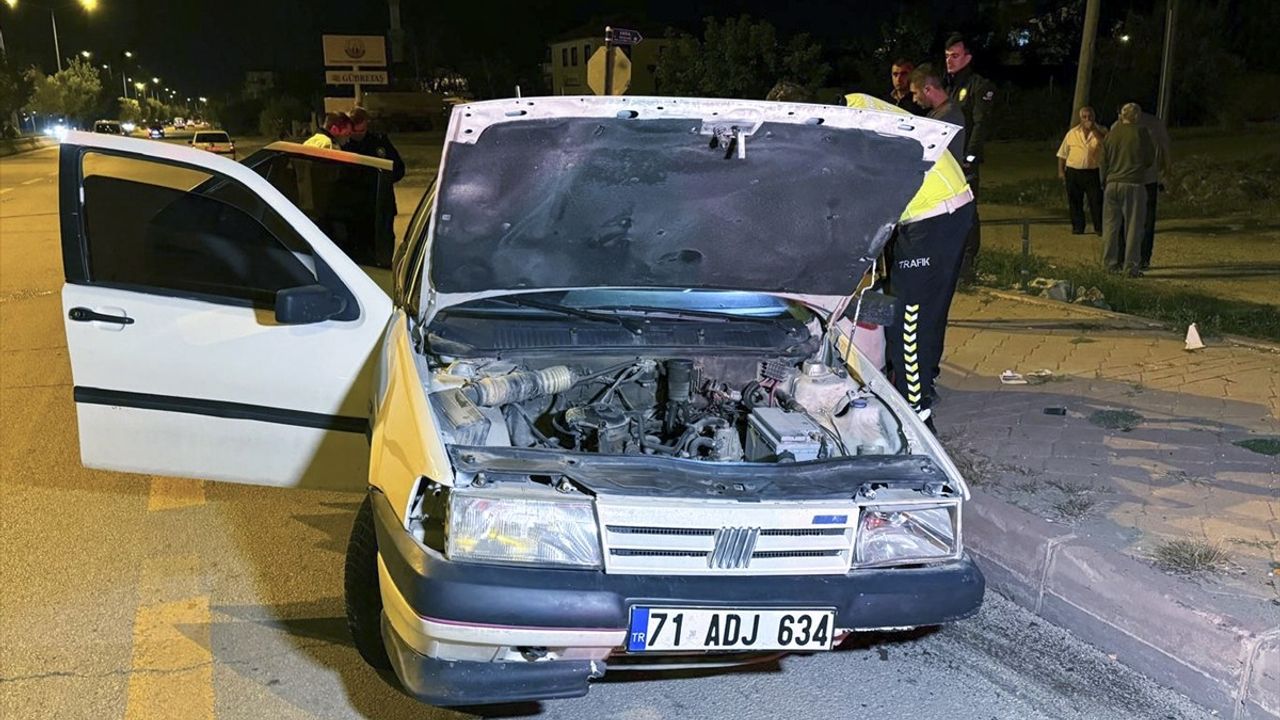 Kırıkkale'de Refüje Çarpan Otomobilde Yaralılar Var