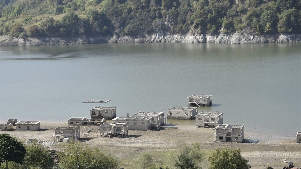 Kızılcapınar Barajı'ndaki Su Seviyesi Düşüyor: Terk Edilmiş Yapılar Ortaya Çıktı