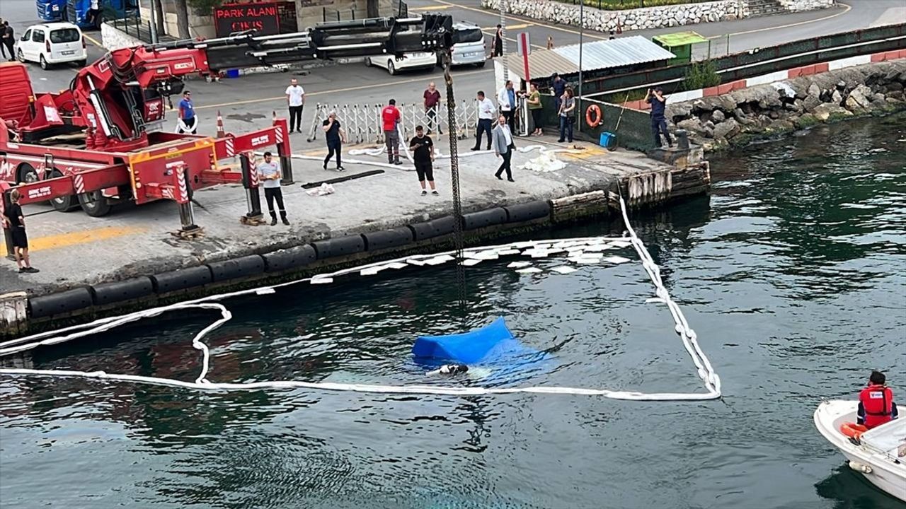 Kocaeli'de Freni Boşalan Tır Denize Düştü