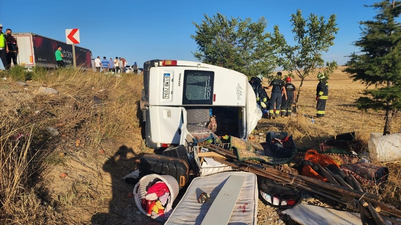 Konya'da Minibüs ve Traktör Çarpıştı: 2 Ölü, 9 Yaralı