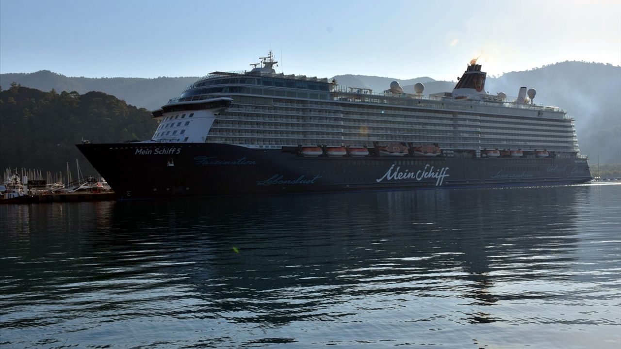 Kruvaziyer Turizmi Canlanıyor: 'Mein Schiff 5' Marmaris'e Yanaştı