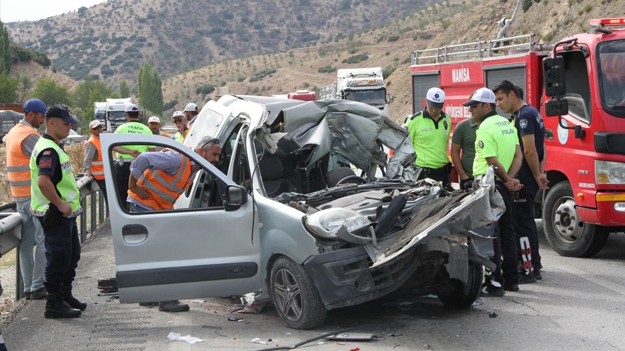 Manisa'da Tırla Çarpışan Araçta Bir Kişi Hayatını Kaybetti