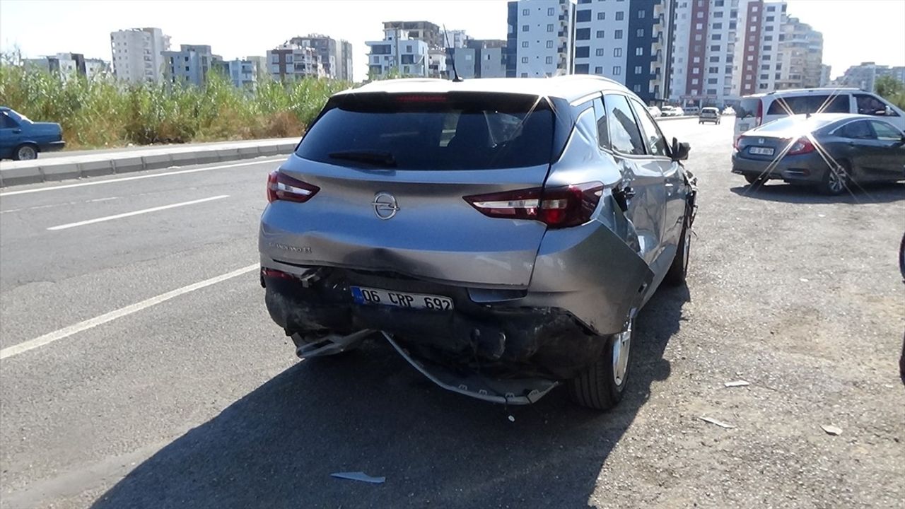 Mersin'de Park Halindeki Araçlara Çarpan Otomobilde Yaralanmalar