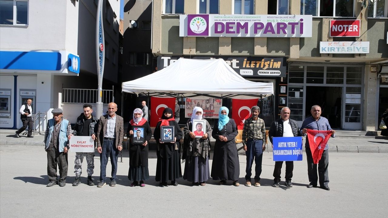 Muş'ta Aileler, DEM Parti Önünde Evlat Nöbeti Tutmaya Devam Ediyor