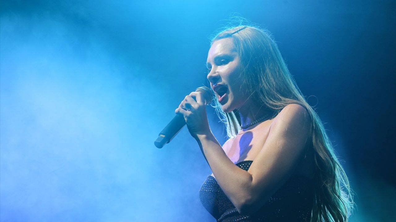 Otilia Antalya'da Unutulmaz Bir Konser Verdi