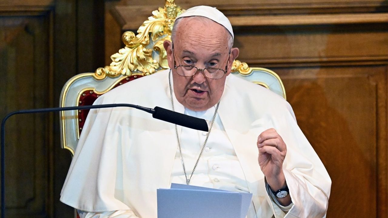 Papa Franciscus Belçika'da Kilise Skandallarını Kınadı