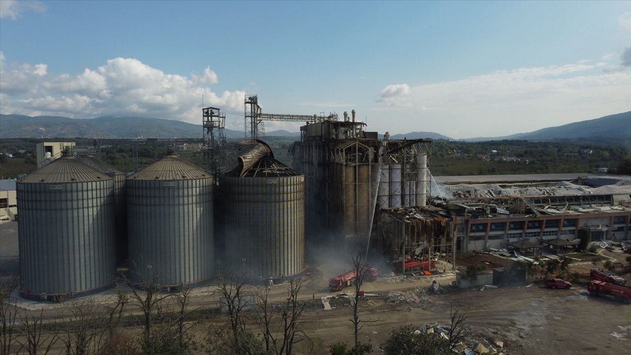 Sakarya'da Makarna Fabrikasında Patlama: Soğutma Çalışmaları Devam Ediyor