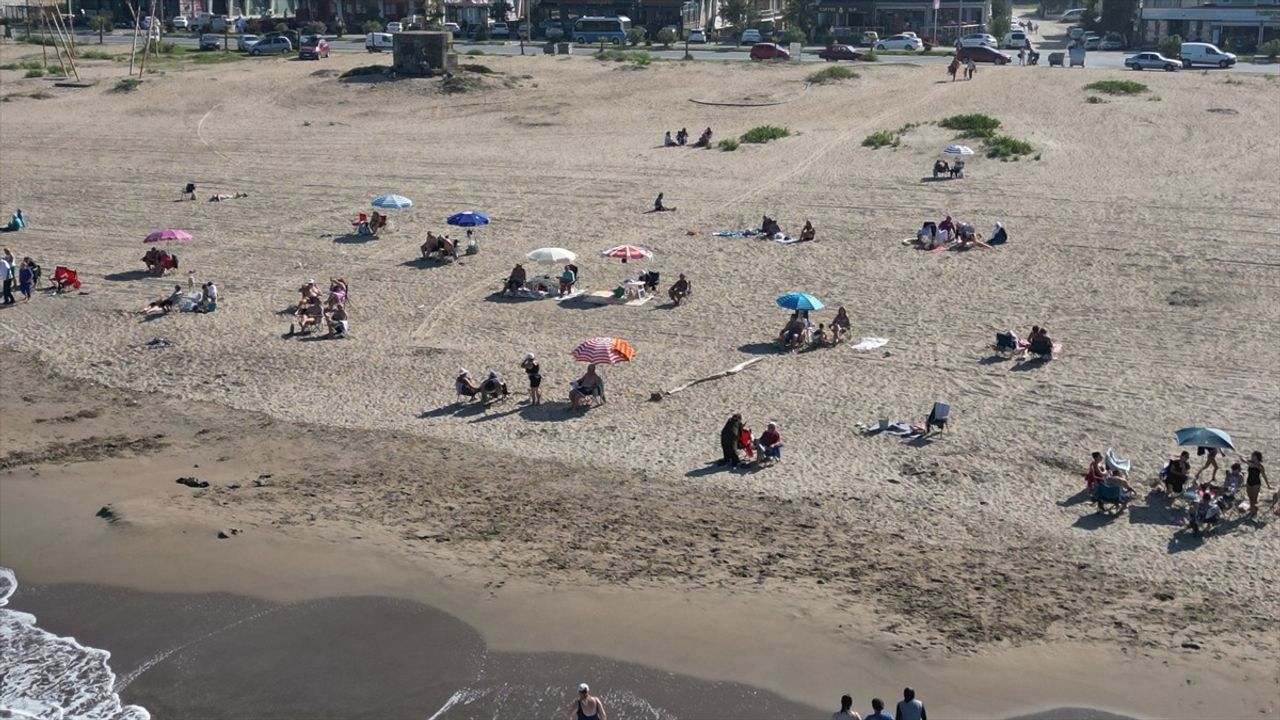 Sakarya'da Sıcak Hava Vatandaşları Sahile Çekti