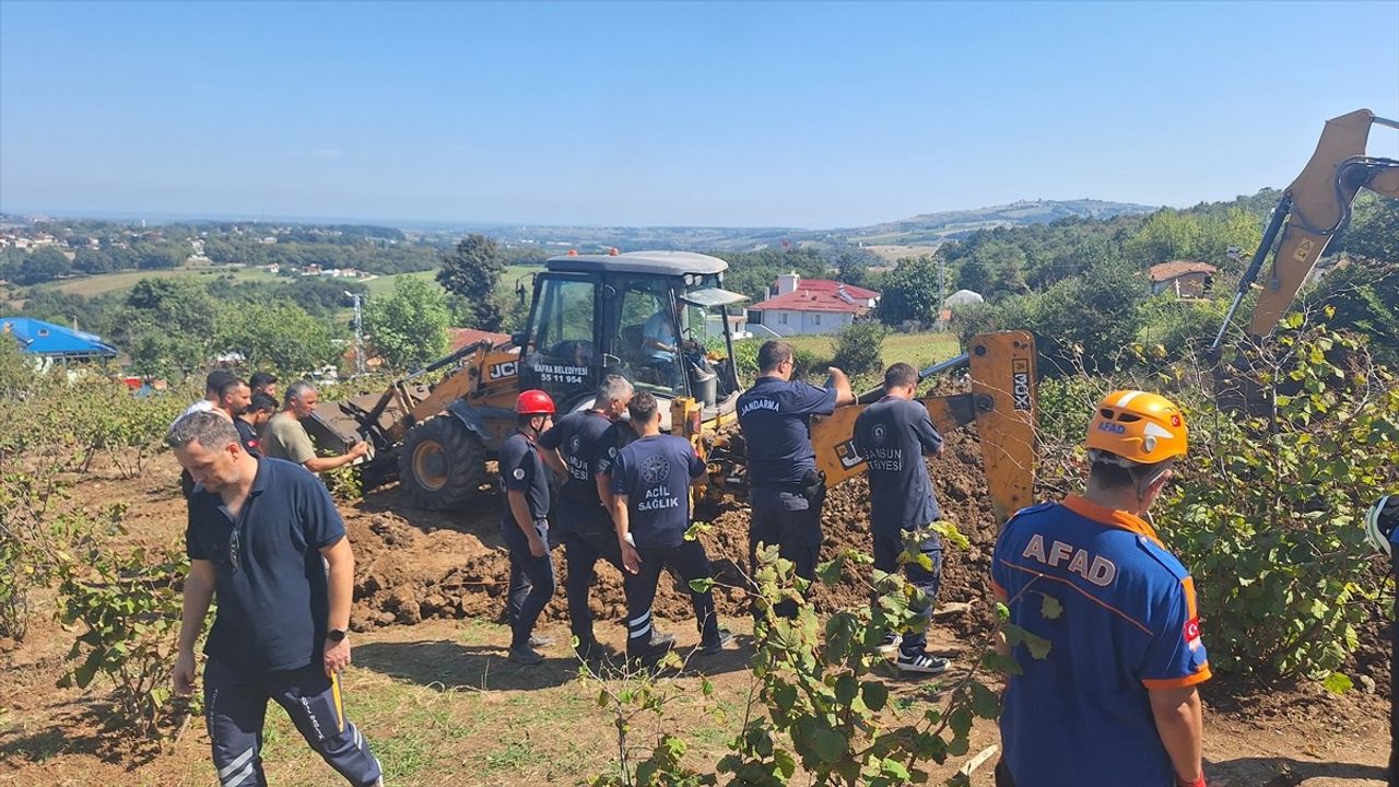 Samsun'da Toprak Kayması: İki Kişi Kurtarılmayı Bekliyor