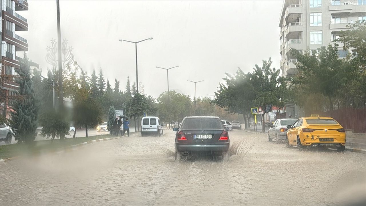 Şanlıurfa'da Sağanak Yağış Etkili Oluyor