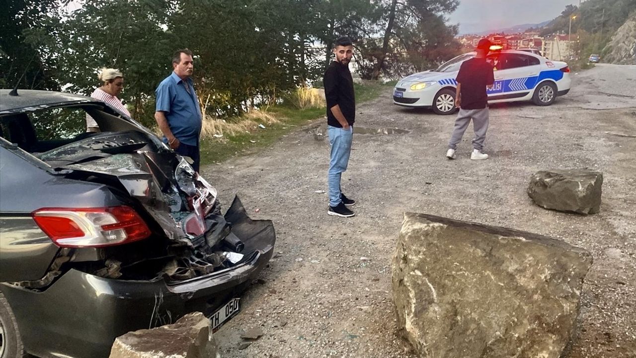 Sinop'ta Yamaçtan Düşen Kaya Otomobili Hasara Uğrattı